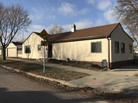 Building Photo - Spacious 4 bed 2 bath ranch home with two ...