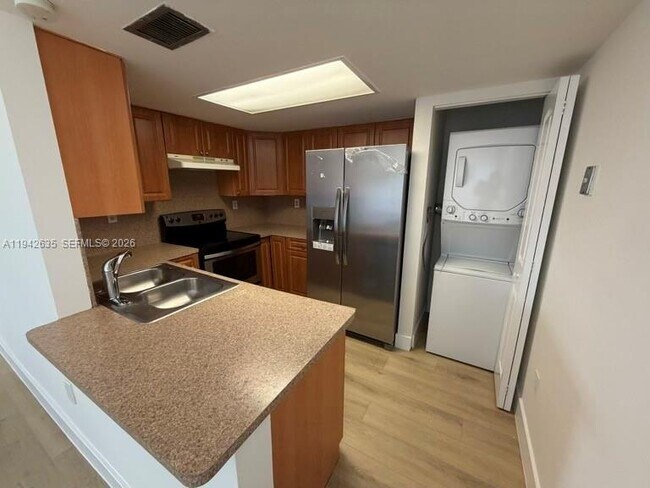 Building Photo - 10231 Fontainebleau Blvd