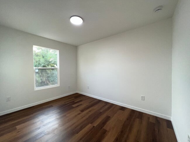 Building Photo - Allen St