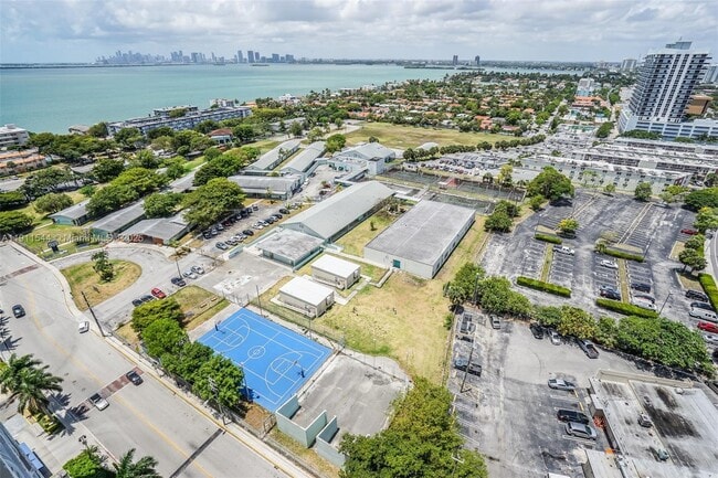 Building Photo - 7601 E Treasure Dr