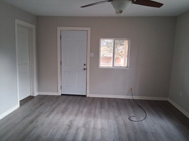 Building Photo - 819 S Elm Ave