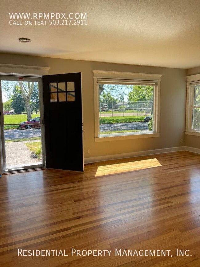 Building Photo - Coveted University Park Portland Bungalow!