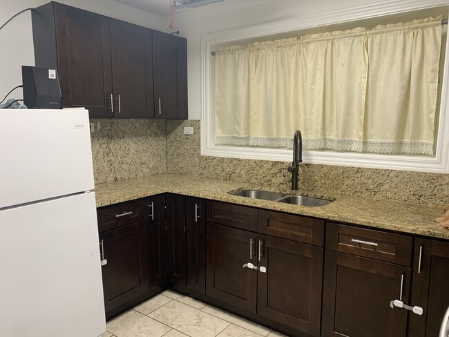 Kitchen - 5118 N Kimball Ave