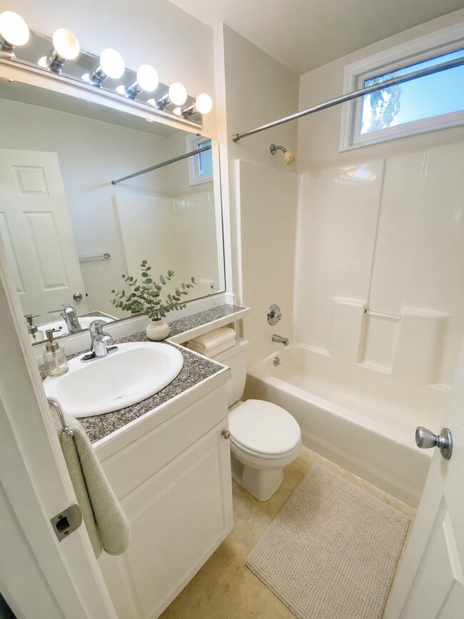 Building Photo - One Bedroom Cottage Style Home in Central Everett