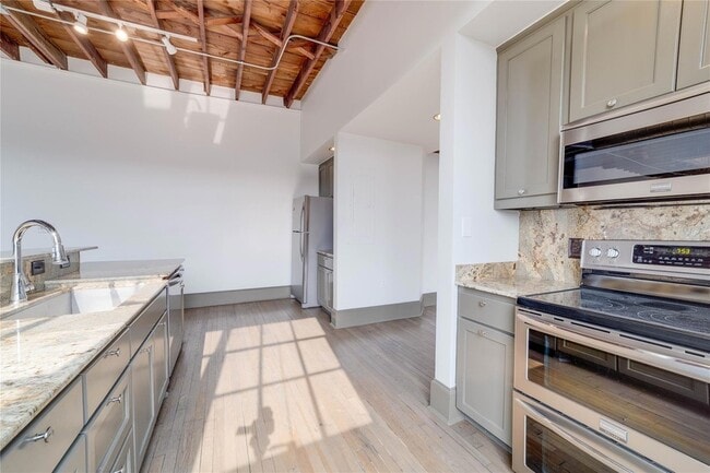 Building Photo - 709 W Magnolia Ave