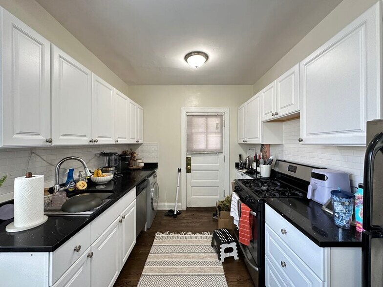 Building Photo - 3819.5 N Greenview Ave