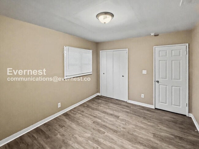 Building Photo - 252 Meadowdale Ave