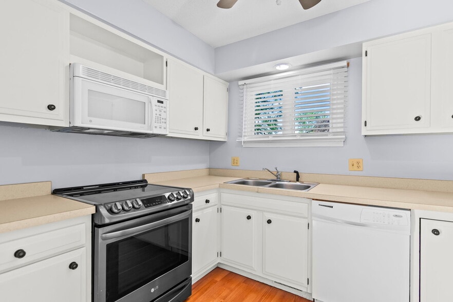 Building Photo - 204 Saxon Dr