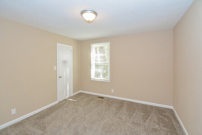 Building Photo - 346 Woodale Dr