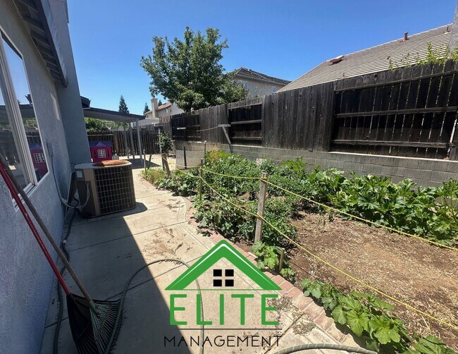 Building Photo - 8421 Arrowroot Cir