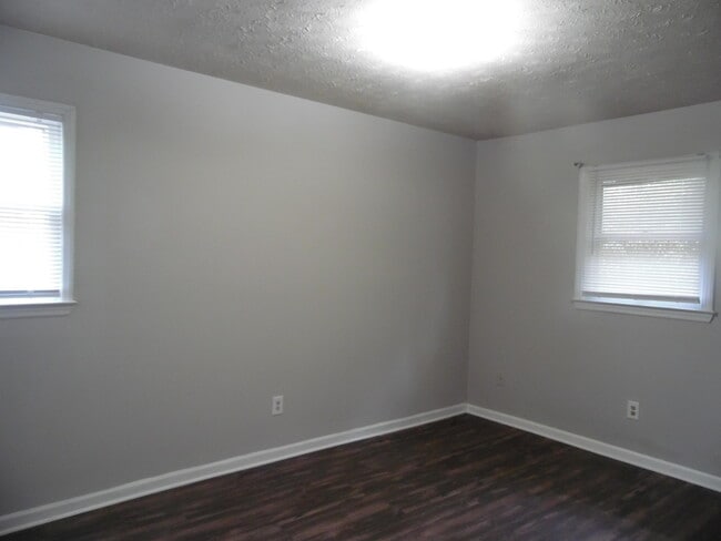 Building Photo - 2801 Easthills Dr