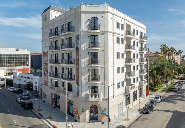 Building Photo - 5768 W 3rd St