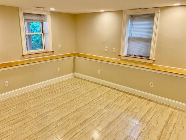 Building Photo - 16 Kent Square