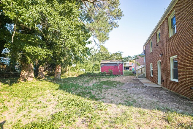 Building Photo - 3 Bedrooms, 2 Bathrooms on Colonial Avenue in Colonial Heights! Must SEE!!!