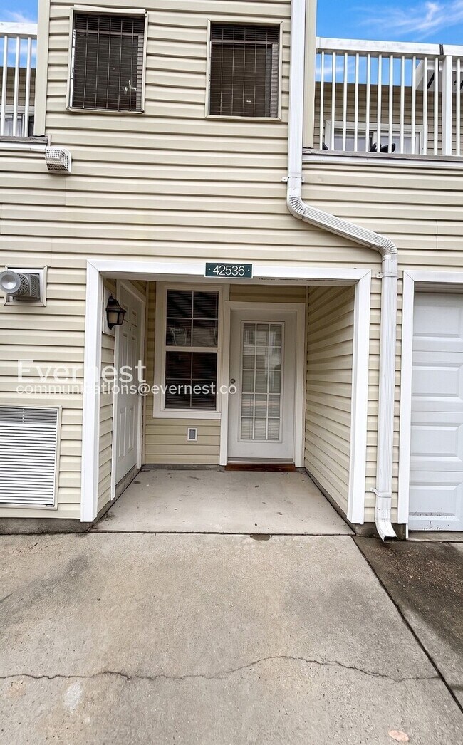 Building Photo - 1 Bed/1 Bath Condo with Community Amenities / Pet-Friendly / Available Now!
