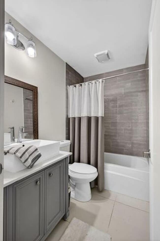 Building Photo - 2320 Treasure Isle Dr