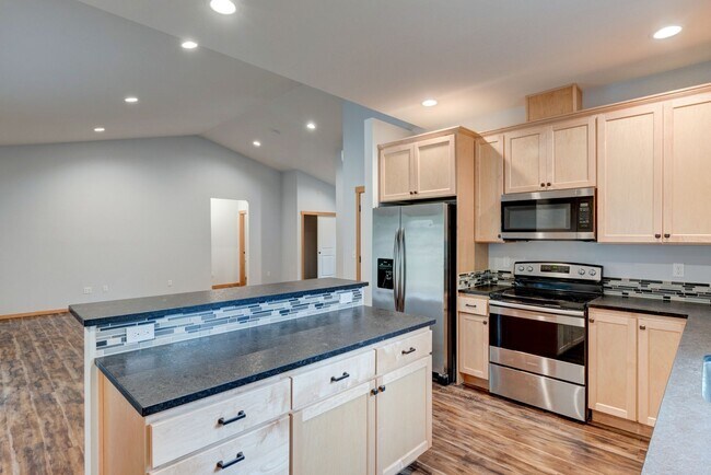 Building Photo - 253 Sunset Dr