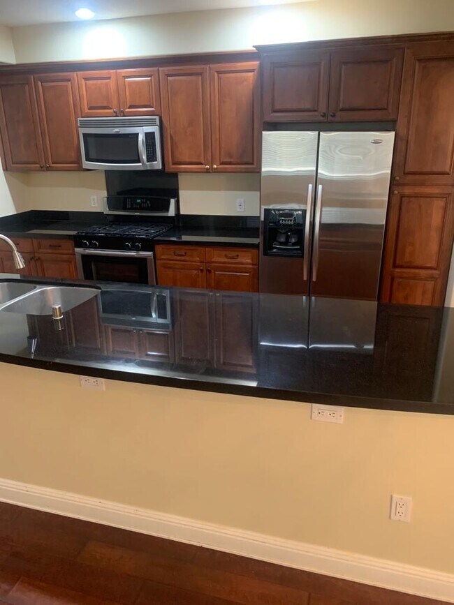 Granite counter top and stainless steel appliances - 5037 Rosewood Ave
