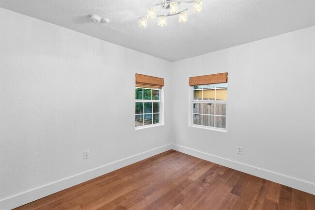 Building Photo - 1137 Nickols Ave