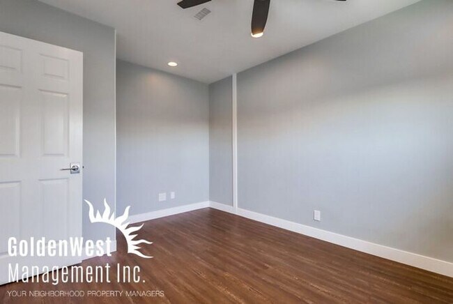 Building Photo - Charming 3Bdm 2.5Ba Townhome in the Claire...