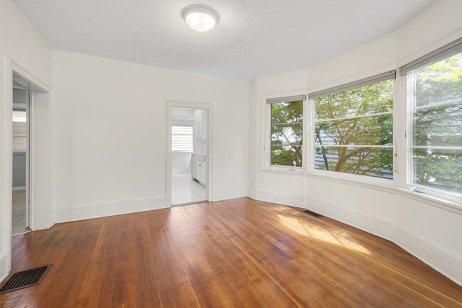 Building Photo - Charming 1906 Craftsman in Fremont — 3 Beds, Walk to Shops & Parks