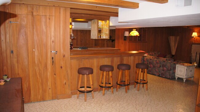 Building Photo - 460 Highcrest Dr