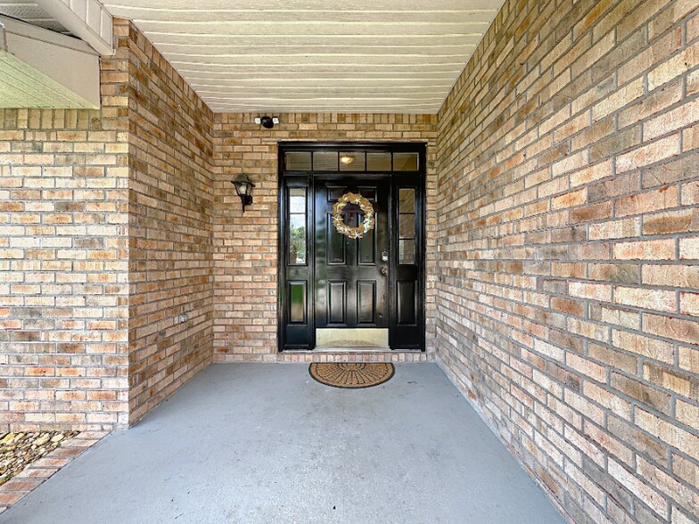 Building Photo - 2043 Eclipse Dr