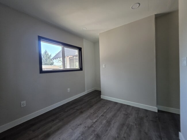 Building Photo - 1060-KE1060 15th St NE