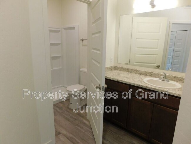 Building Photo - 658 Brookwillow Dr
