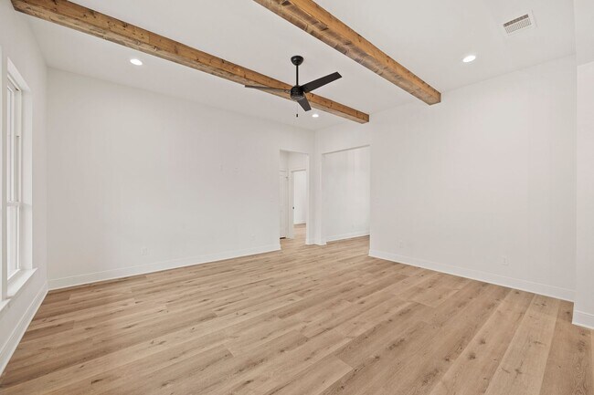 Building Photo - 4 bedroom in Flint! Only 2 years old!