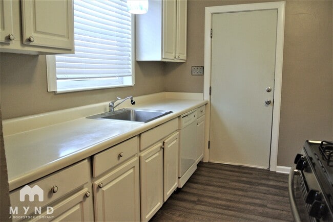 Building Photo - 2141 Royal Oaks Dr