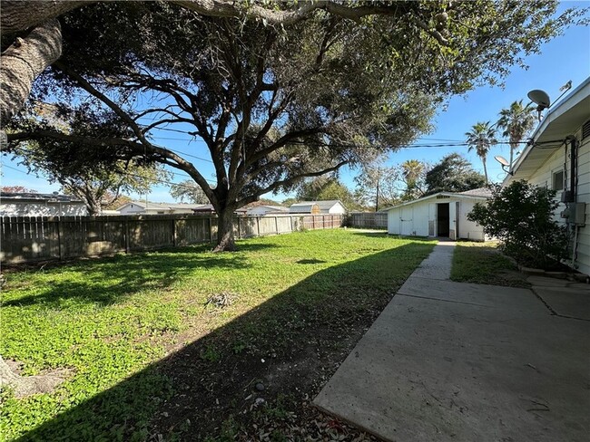 Building Photo - 117 Holly Dr