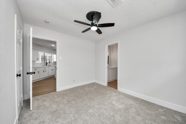 Building Photo - 7427 Willow Oak Dr