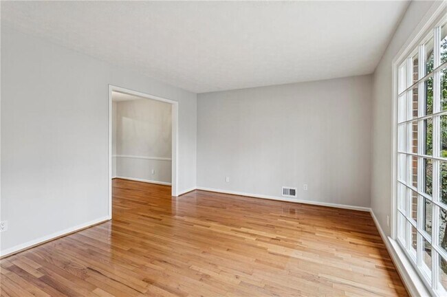 Building Photo - 3436 Brookview Dr