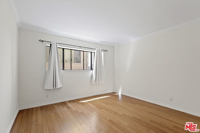 Building Photo - 1033 6th St