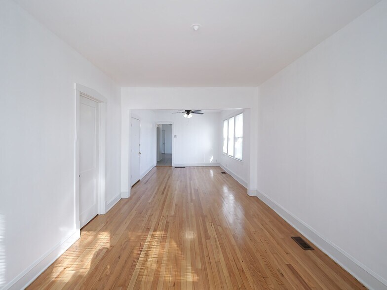 Building Photo - 5004 W Armitage Ave