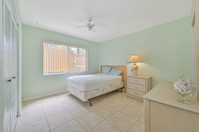 Building Photo - Beautiful Condo in South Naples