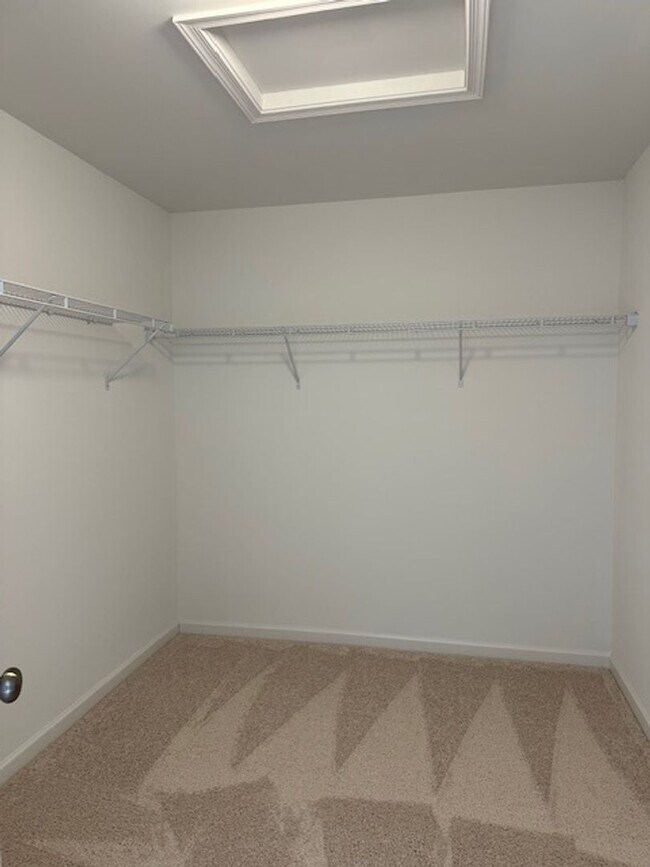 Building Photo - 7867 Oakbrook Dr