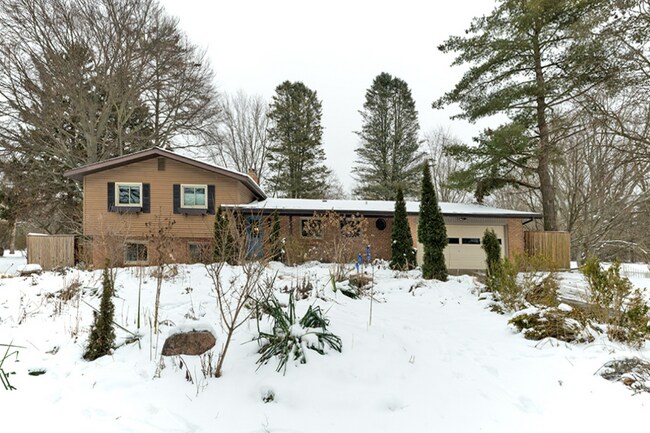 Primary Photo - 4682 Huron Hill Dr