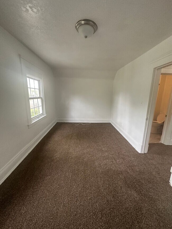 Building Photo - 3bd Single Section 8