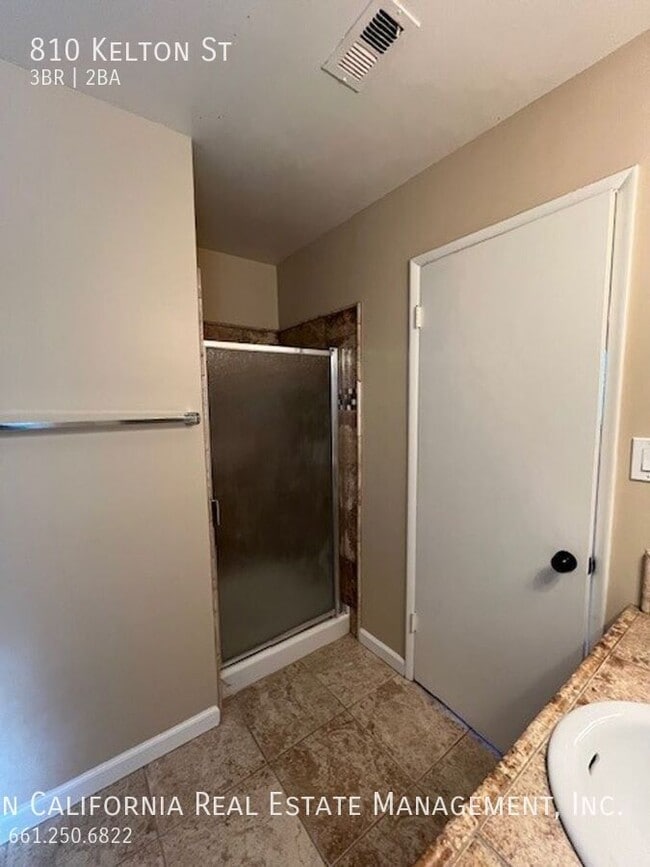 Building Photo - 810 Kelton St