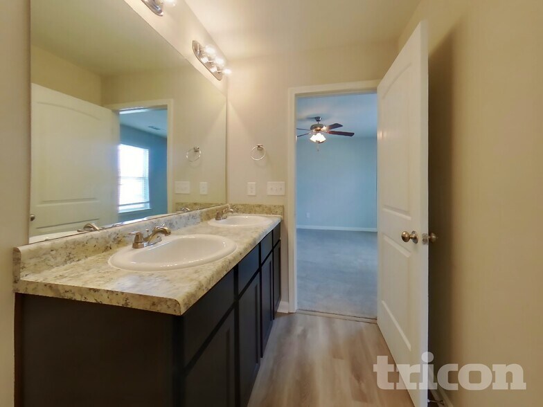 Building Photo - 424 Hyder Ct