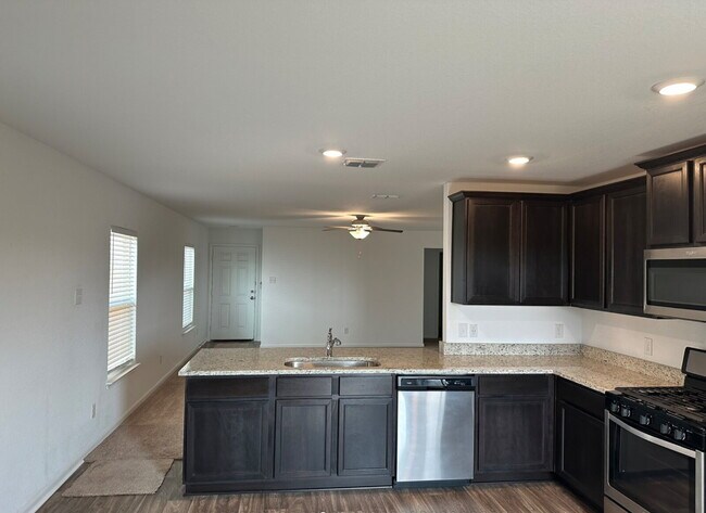 Building Photo - "Charming 3-Bed Oasis with Granite Touches...