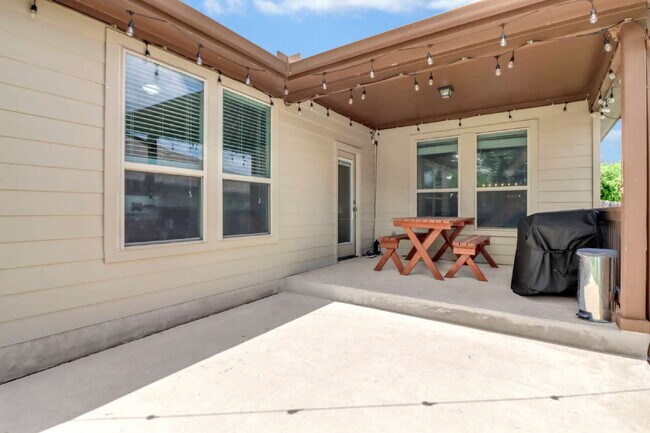 Building Photo - "Charming 3-Bedroom San Antonio Home with Granite Elegance - 1854 Sq Ft of Comfort!"