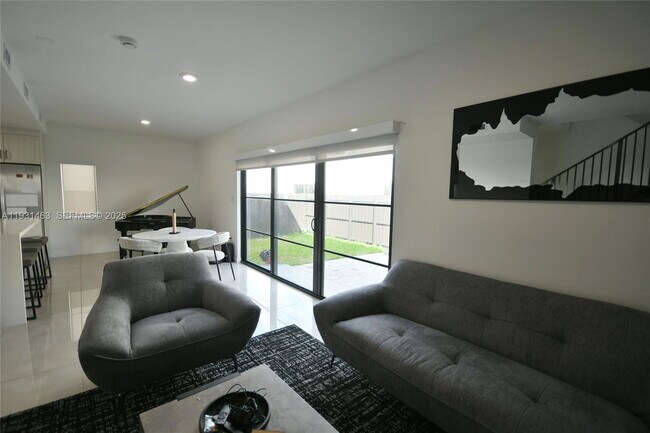 Building Photo - 1339 NW 2nd Ln