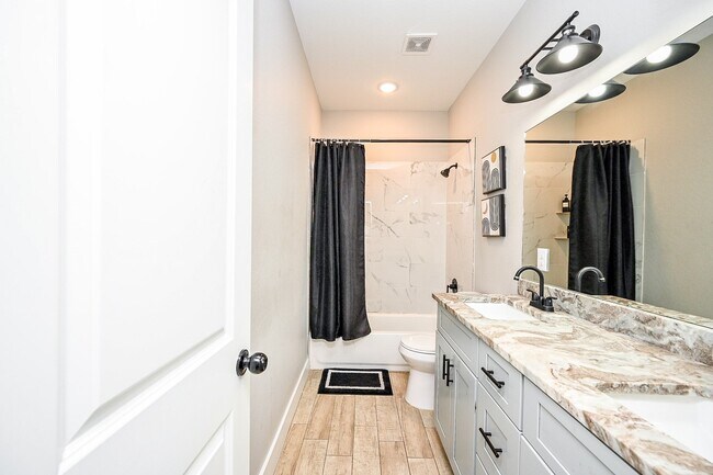 Building Photo - 5007 Briscoe St