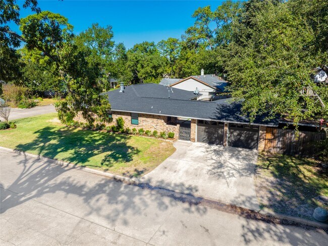 Building Photo - 4402 Fallbrook Dr