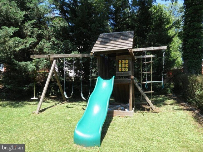 Building Photo - 9603 Evergreen St