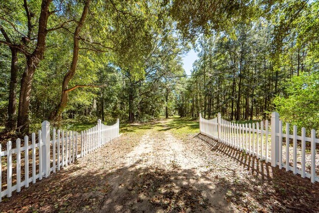 Building Photo - 3244 Thompson Heyward Dr