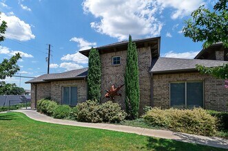 Building Photo - * MOVE IN SUMMER 6/22/2026* 6 Bed 4 Bath H...